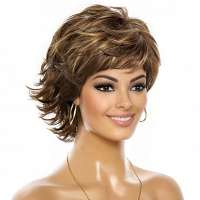 Pruik bruin kort pittig kapsel in laagjes met highlights