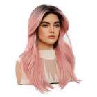 Pruik lang roze haar in grove lagen geknipt
