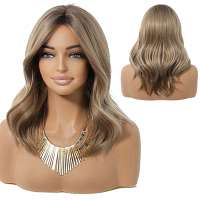 Pruik halflang medium blond haar in laagjes met pony